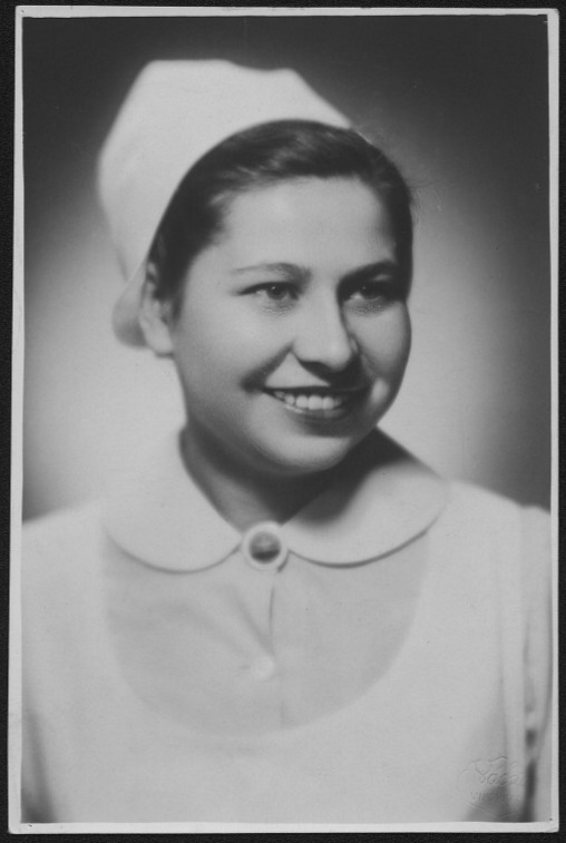 🩸Hrdinové mezi námi.
Na konci války vypukla v Terezíně epidemie tyfu, bez očkování i smrtelná nemoc.
Ještě v době, kdy byl tábor obsazen Němci vyjela z Prahy skupina dobrovolníků: sestřiček, doktorů a jedna třída maturitního ročníku zdravotní školy.
Na to, co je očekávalo za