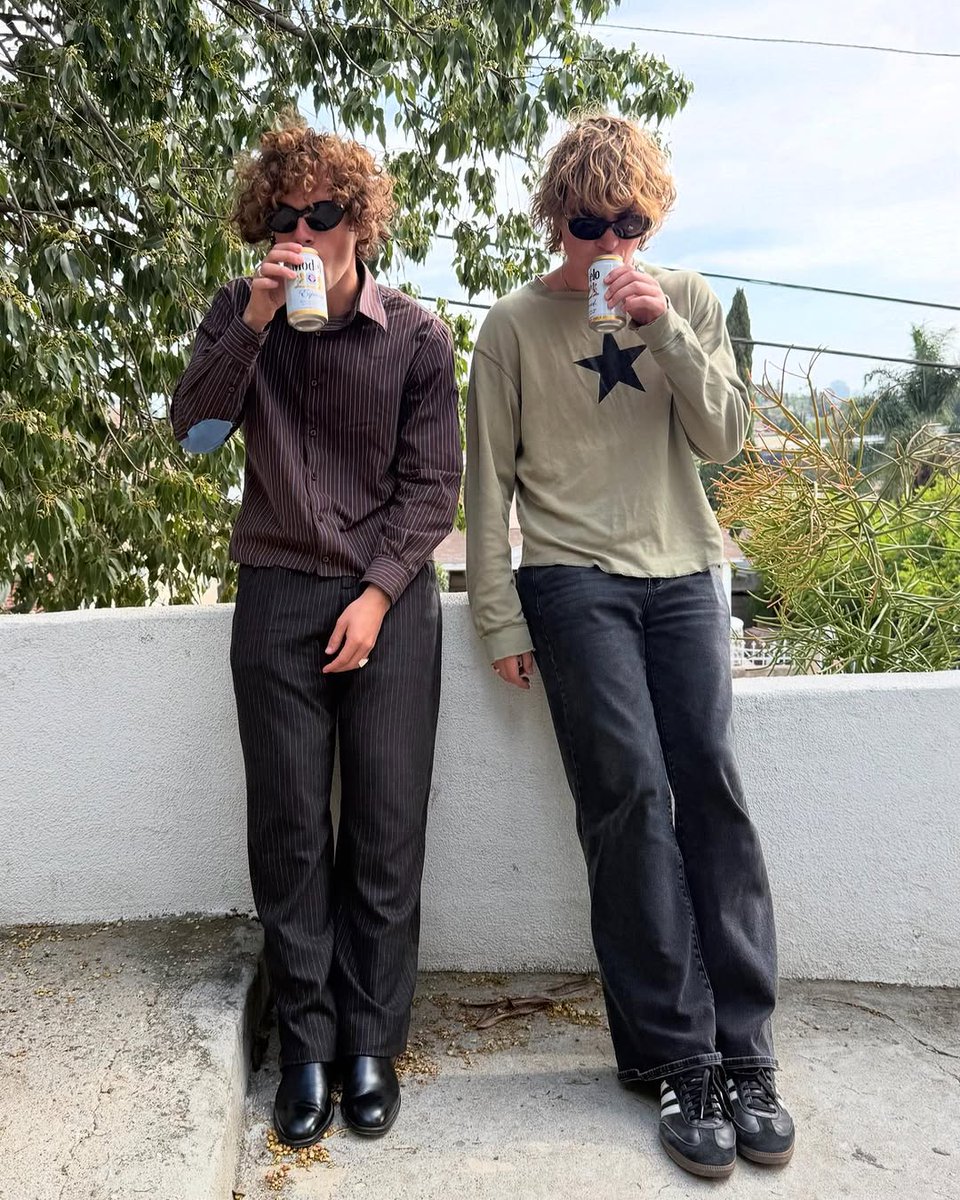 almostmondayBR's tweet photo. Conheçam a Bleach 100, uma marca criada pelo nosso divo Dawson e o Luke (@/lukeasgian), de óculos de sol 🕶 Sigam e confiram os lançamentos no site 🩷✨️

Instagram da marca: https://t.co/veOfmgUAg5
 
Site: https://t.co/6KzqrTdNg9 https://t.co/LFCilQgjqd