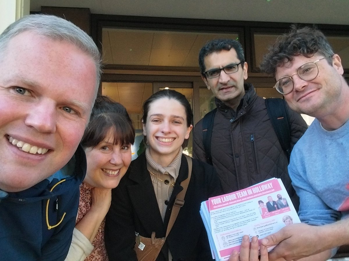 Lovely sunny evening with Team Holloway talking to the residents of North Road about the issues that matter to them! 
#OnYourSide 
🌹 🌹 🌹