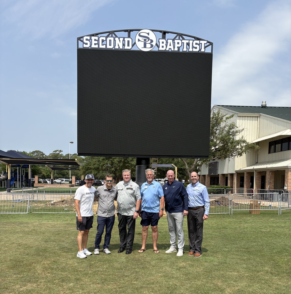 mawalker_MPCAD's tweet image. HUGE upgrade for @SBS_Athletics
Thanks to so many people who donated time, funds, and expertise to make this happen.
Also - @GetScoreVision was fantastic in price, product and customer service! 🤝🏽