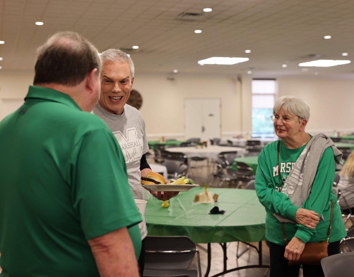 Our week of service continues! 💚

This afternoon, members of the Woodlands Retirement Community Alumni Chapter served lunch to our Community Cares Week volunteers and staff. The Woodlands chapter was founded as the 31st alumni chapter earlier this year.
