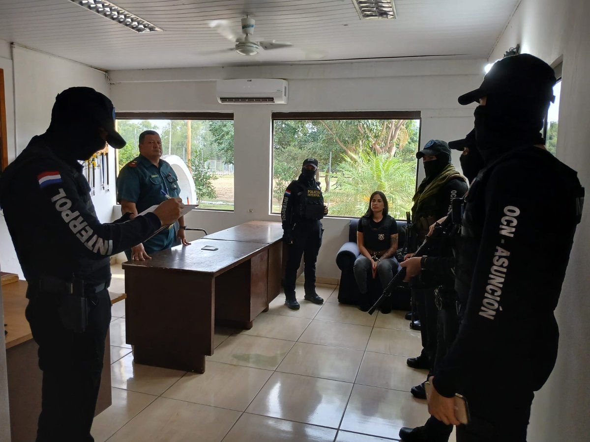 ⚖️De esta manera arribó a nuestro país Gianina García Troche, requerida por la justicia paraguaya por lavado de dinero proveniente del narcotráfico, en el marco del Operativo #AUltranzaPy 
Estará recluida en la prisión militar de Viñas Cué.