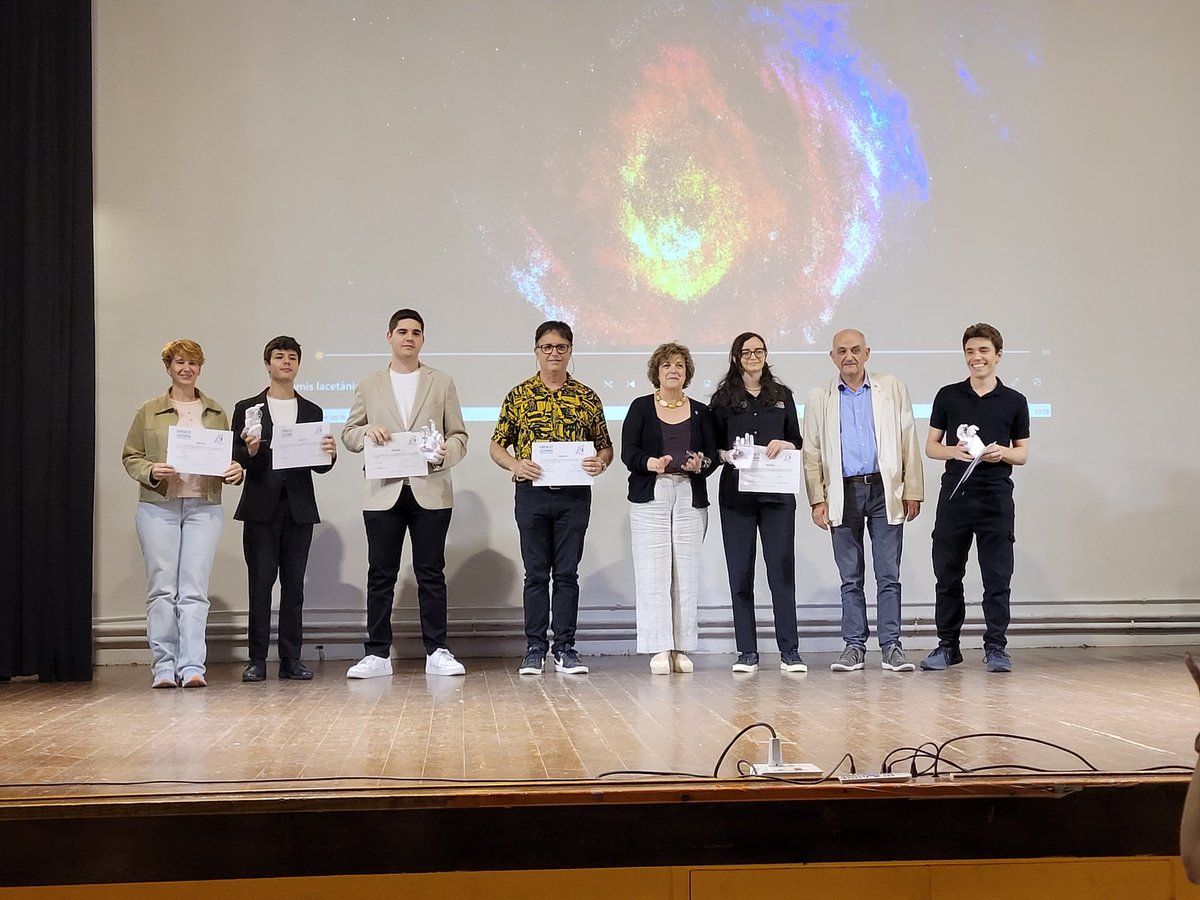 🏅La @fundacio_lacetania ha premiat els millors treballs de batxillerat i cicles formatius d'instituts del Bages. Els han lliurat la presidenta de la Cambra de Comerç de Manresa, Sílvia Gratacòs, i el regidor d'Ocupació i Emprenedoria, Lluís Sixto Vidal, en el marc de #TecnoBages