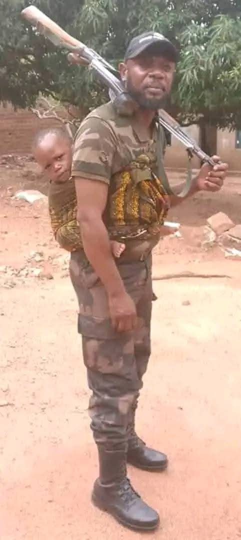 #RDC En pleine Guerre avec les Rebelles du M23/AFC, ce Veillant combattant de Wazalendo/ FARDC trouve un Enfant par terre à côté d'un cadavre qui semble être sa Mère tuée, l'homme décide de prendre l'enfant et mettre sur son dos enfin de continuer le combat.