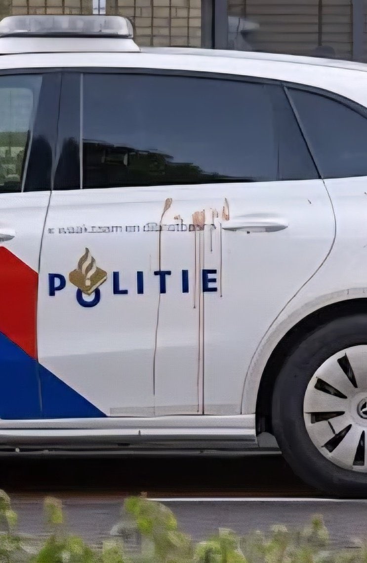 SanderSassen's tweet photo. Een foto die symbolisch is voor de staat van het land. In Hoofddorp is een politieagent neergestoken door een asielzoeker uit Syrië. Zelfs politieagenten zijn hun leven niet meer zeker door ongebreidelde migratie. https://t.co/rfGmBixHmc
