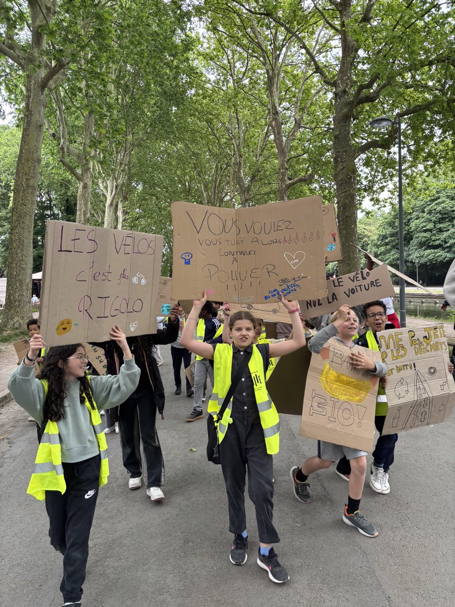 ch_brun's tweet photo. À #Lille, on célèbre l’engagement des enfants pour l’ #UNIday avec @UNICEF_france, et tout 
au long de l’année avec notre #PEG ! 
✅ Rencontre des éco délégués,avec @Ardeslandes 
✅ ateliers et marche des enfants lillois #Climat
✅goûter 0 déchet 
🙏🏻 aux équipes de @lillefrance ! https://t.co/NGz93u7WLe