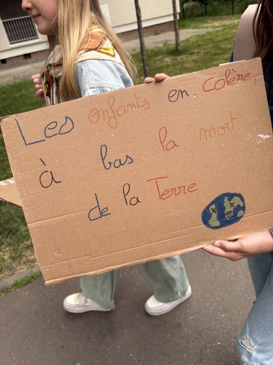 ch_brun's tweet photo. À #Lille, on célèbre l’engagement des enfants pour l’ #UNIday avec @UNICEF_france, et tout 
au long de l’année avec notre #PEG ! 
✅ Rencontre des éco délégués,avec @Ardeslandes 
✅ ateliers et marche des enfants lillois #Climat
✅goûter 0 déchet 
🙏🏻 aux équipes de @lillefrance ! https://t.co/NGz93u7WLe