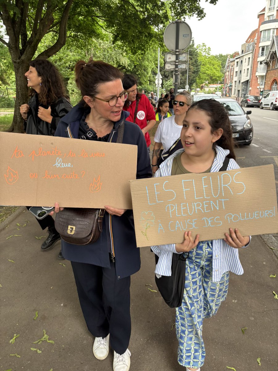 ch_brun's tweet photo. À #Lille, on célèbre l’engagement des enfants pour l’ #UNIday avec @UNICEF_france, et tout 
au long de l’année avec notre #PEG ! 
✅ Rencontre des éco délégués,avec @Ardeslandes 
✅ ateliers et marche des enfants lillois #Climat
✅goûter 0 déchet 
🙏🏻 aux équipes de @lillefrance ! https://t.co/NGz93u7WLe