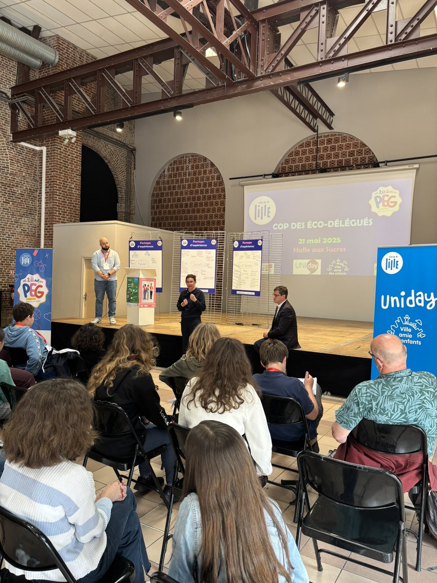 ch_brun's tweet photo. À #Lille, on célèbre l’engagement des enfants pour l’ #UNIday avec @UNICEF_france, et tout 
au long de l’année avec notre #PEG ! 
✅ Rencontre des éco délégués,avec @Ardeslandes 
✅ ateliers et marche des enfants lillois #Climat
✅goûter 0 déchet 
🙏🏻 aux équipes de @lillefrance ! https://t.co/NGz93u7WLe