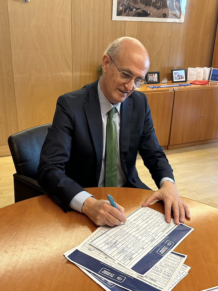 Celso Delgado Arce (@celsodelgadoou) on Twitter photo Avalando con mi firma que <a href="/NunezFeijoo/">Alberto Núñez Feijóo</a> siga al frente del <a href="/ppopular/">Partido Popular</a> para que después sean los españoles quienes le confieran el honor de ser presidente de nuestra Nación.
#21CongresoNacionalPP
<a href="/PPdeOU/">PP Provincia Ourense</a> Avalando con mi firma que <a href="/NunezFeijoo/">Alberto Núñez Feijóo</a> siga al frente del <a href="/ppopular/">Partido Popular</a> para que después sean los españoles quienes le confieran el honor de ser presidente de nuestra Nación.
#21CongresoNacionalPP
<a href="/PPdeOU/">PP Provincia Ourense</a>