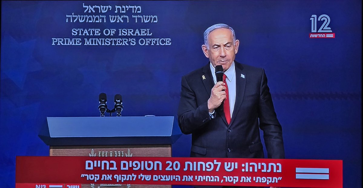 Izhars7's tweet photo. ראה"מ @netanyahu הערב:
"הם תקפו אותנו עם כפכפים וקלאצ'ניקובים וטנדרים. זה עולה פרוטות".

עוד אמירה שקרית של ראש ממשלה שמתחמק מחקר האמת ועל הדרך מבזה את גיבורי צה"ל שנלחמו באותו יום, מעטים מול רבים, מול אלפי מחבלי נוח'בה וחמאס שהיו מצויידים היטב, כצבא מודרני לכל דבר.

ראש ממשלה שכדי להתחמק מאחריותו האישית לאסון הנורא משפיל את גיבורינו הלוחמים, שחירפו נפשם אל מול אויב אכזר ומצוייד היטב. חיילנו הגיבורים, בניגוד לבן שלו, ההוא שמתפנק לו אי שם בארץ רחוקה, מאובטח על חשבוננו ע"י מיטב בחורינו.

לצערי, היום אני נאלץ להוסיף לראש ממשלתנו תואר נוסף: הוא לא רק פחדן, כושל ומתחמק מאחריות, הוא גם שקרן. שקרן. שקרן.