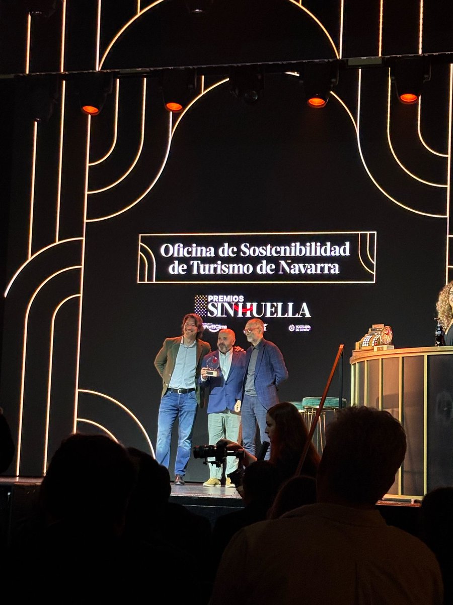Este premio lo recoge Nacho Calvo,sec. gral <a href="/hostnavarra/">AEHN Hostelería Navarra</a> y miembro de la  Oficina de turismo de Navarra recibe el premio a la sostenibilidad 👏🏻👏🏻 <a href="/CocaColaEP_es/">Coca-Cola EP Iberia</a> <a href="/compromisoclima/">@compromisoclima</a>  #premiosSinHuella