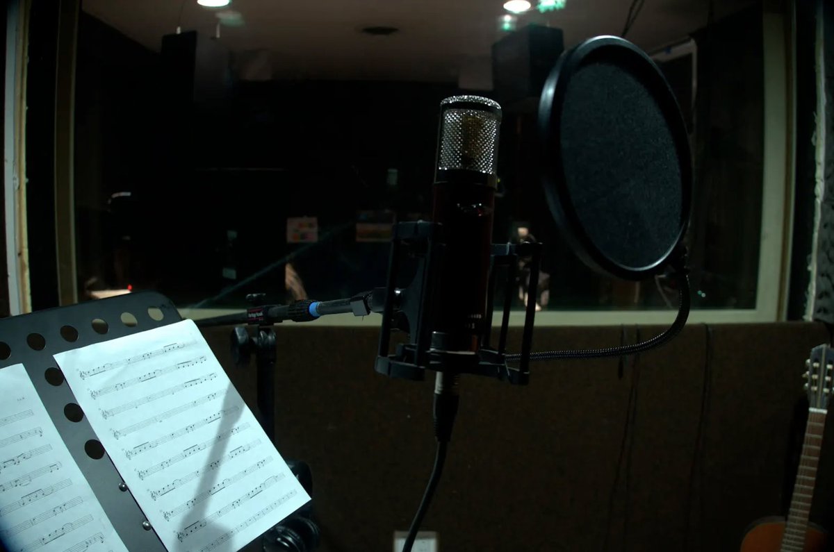 CICMusic413's tweet image. Dear Vocal Artists,
If you desire to bring yourself to a new level in your music career. If you want some of the best advice from a producer. You came to the right place. Joseph has written a handbook that you can bring to one of his sessions or use in your own studio.

#DMisopen