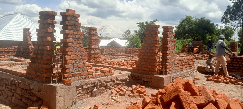 Après la pose de la première pierre pour la construction de son bureau siege à Mahagi-RDC en janvier dernier,  <a href="/SobdcOngd/">SOBDC ONGD Asbl</a> a debuté avec l'élevation de mur de rhé-de-chaussée de ce batiment. 
<a href="/SobdcOngd/">SOBDC ONGD Asbl</a> fait appel à tout partenaires de bien vouloir soutenir ce travail dur.