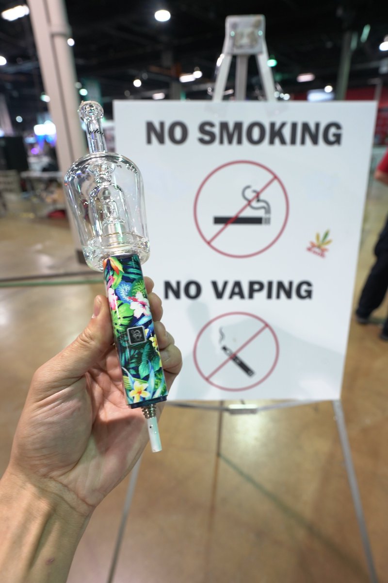 HuniBadgerHQ's tweet photo. Rules are meant to be broken! ❌ 💨

Take your #hunibadger anywhere as long as you have a charged 18650 🔋

With a 14MM mouthpiece, add any attachments you want! 🫧

Customize your Badger &amp; take it everywhere 🌍

#hunibadger #minibadger #hunibadgerpro https://t.co/dT9Uux2djt