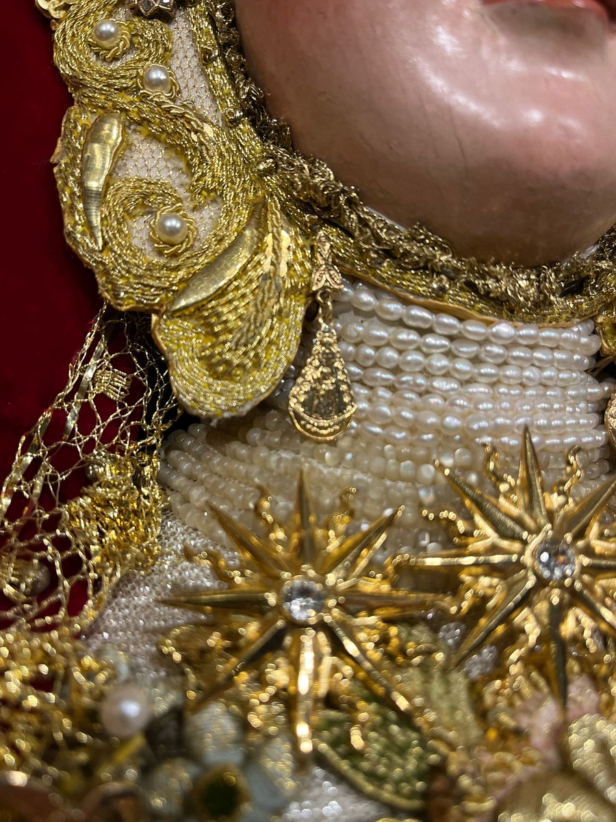Una vez concluidas las Fiestas Mayores de Rute, en honor a María Santísima de la Cabeza Coronada, la Virgen del Pueblo ha sido nuevamente ataviada en su trono carroza para continuar Mayo. Destaca en su cuello la medalla de la Virgen del Rocío, con motivo del próximo Pentecostés.