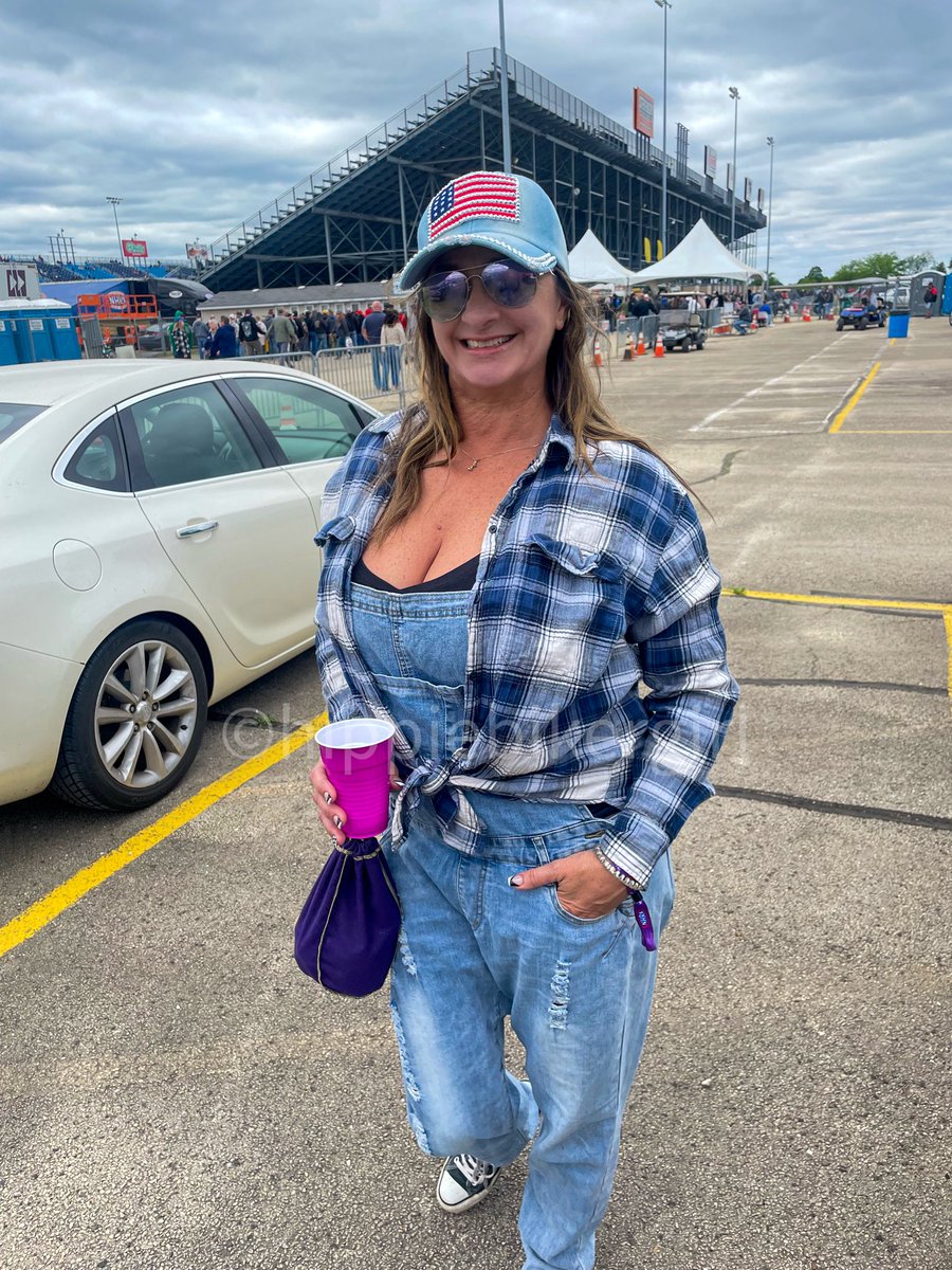hippiebikergirl's tweet photo. Still recapping last weekends drag races while getting ready to head to Indy!!!! I think I could get used to this racing scene!!!! 🏁#brunette #curvy #smile #fansly #onlyfans #bikergirl #route66 #racing #carracing #geterdone #shakeandbake #dragraces #humpday🐪 #kickstartmyheart
