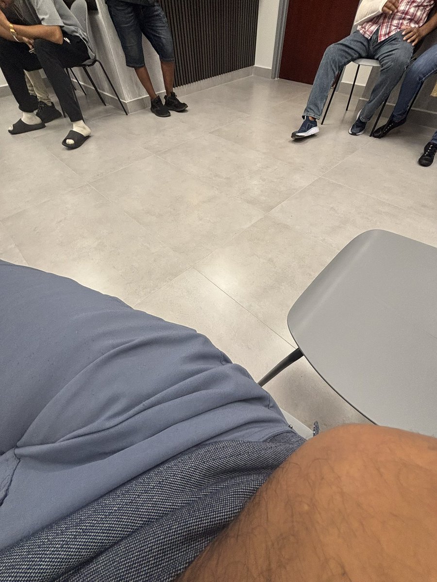 “¡Que salgan pronto!”

Una frase que escuchas en cada sala de espera en Puerto Rico.

El paciente que ya fue atendido, se lo dice al que sigue esperando.

Como si estar 2 o 3 horas sentado fuera parte del proceso normal.

El problema no es la espera.

Es cómo normalizamos lo