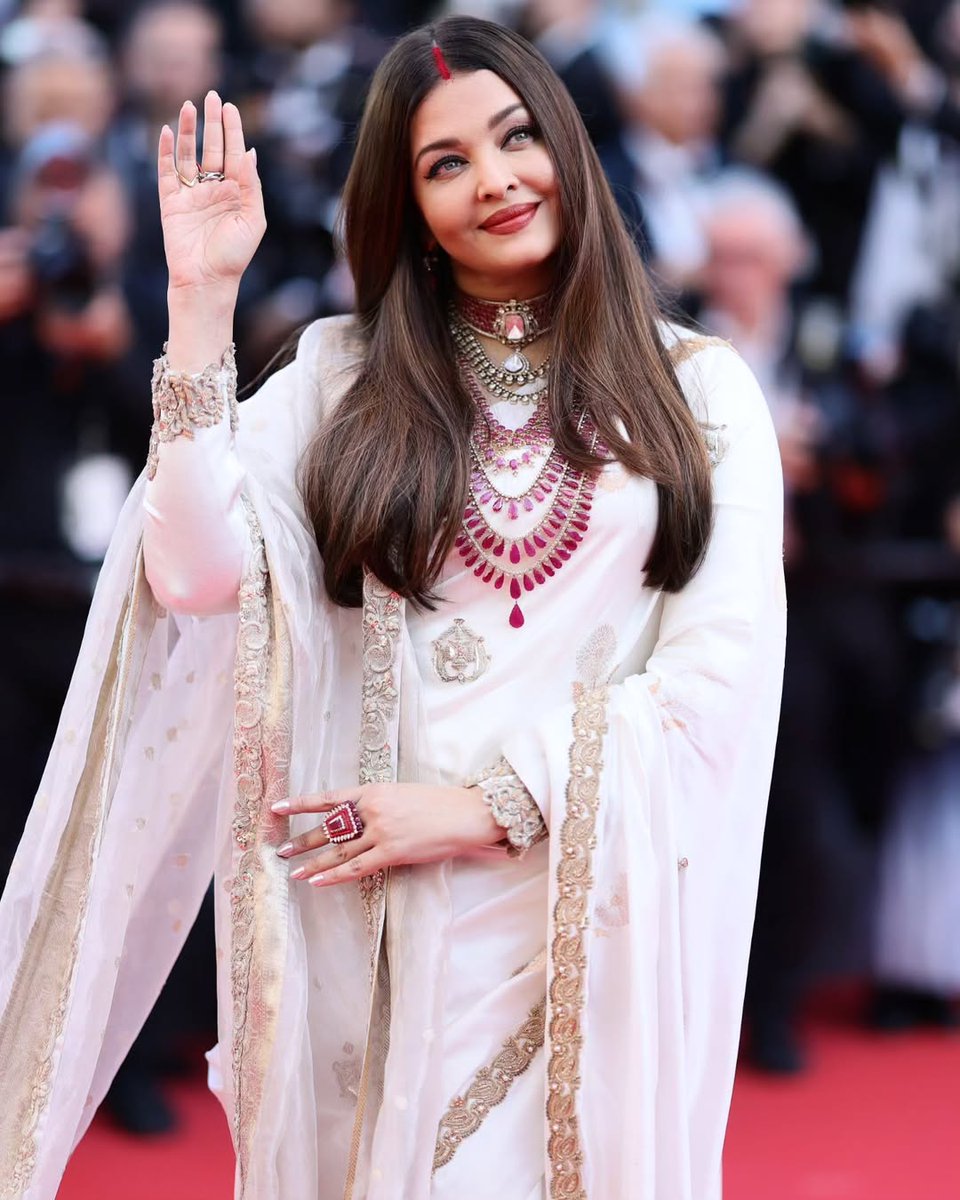 BollywoodITV's tweet photo. #AishwaryaRaiBachchan graces the #Cannes2025 red carpet in a stunning handwoven Kadwa ivory Banarasi saree paired with regal jewellery and a touch of sindoor.
A perfect blend of tradition, elegance, and timeless beauty.

#AishwaryaAtCannes #Cannes https://t.co/2YfqBXJEpz