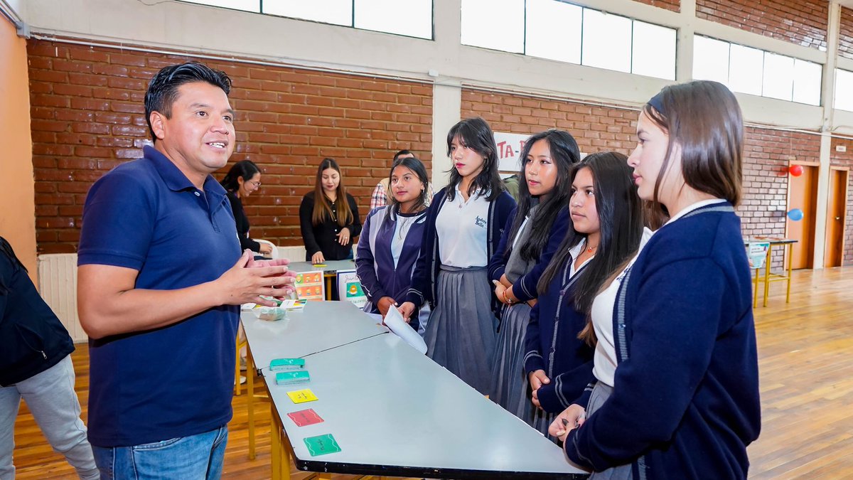 [QUITO] 👨‍👩‍👧‍👦 El viceministro de Educación, Gustavo Ayala, participó en la presentación del módulo 📘 “Acompañamiento de las familias en la construcción del proyecto de vida”, parte del programa Educando en Familia, en la Unidad Educativa Juan Montalvo 🏫.

🤝 Gracias al apoyo de
