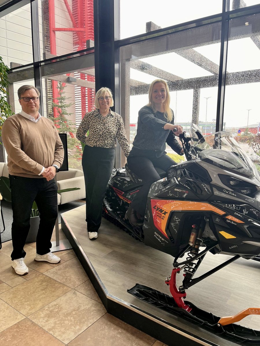 Tänään pääsimme todistamaan (ja vähän näpelöimäänkin)  BRP Finlandin monipuolisen ja pitkäaikaisen osaamisen tuloksia. Yritys on globaali toimija vapaa-ajan liikkumisen huipputuotteissa. Kuvassa tehtaan kelkka no 500 000 valmistajien nimikirjoituksilla👍