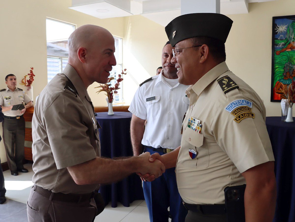 #CooperaciónRegional

En el marco del Ejercicio “CENTAM Guardian 2025” se llevó a cabo reunión bilateral presidida por el General de División, Henry David Saenz Ramos, Ministro de la Defensa Nacional, quien contó con la visita del General de Brigada, Olen Chad Bridges, Ayudante