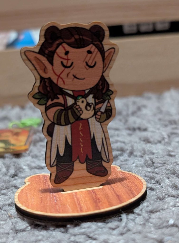 (2/2) That being said, we've received our merch and we are SO excited to get everything sent your way ASAP! Check out an exclusive sneak peak of one of our prints by <a href="/Kitkat_Mist/">Kai 🌸</a> and our wooden standee courtesy of <a href="/weiyi_swy/">Kata @ AN I72 (Hall A/B)</a>! 🐻💚

Thank you all so much for your understanding!