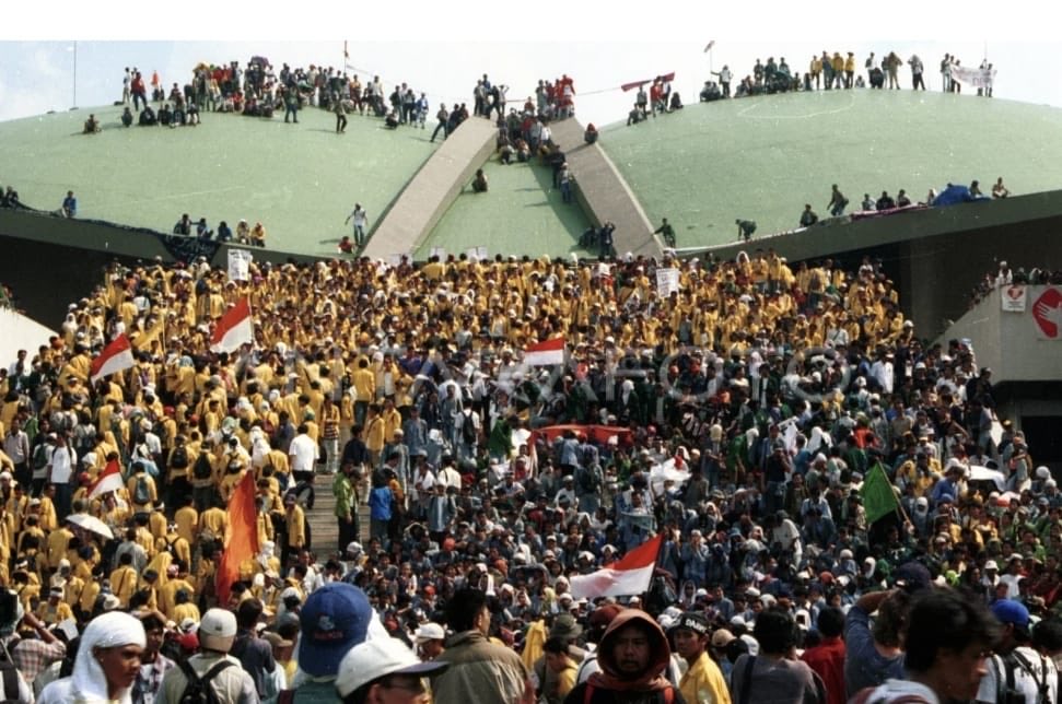 Dr. M. Fadjroel Rachman (@fadjroel) on Twitter photo Akhirnya SOEHARTO dan Orde Baru TUMBANG pada 21 Mei 1998 ! Hancurlah rezim totaliter Soeharto-Orba. Jayalah #DemokrasiKonstitusional ! ~ #BungFADJROEL #Reformasi1998 #Gerakan5Agustus1989ITB @itb1920 <a href="/univ_indonesia/">UniversitasIndonesia</a> #Reformasi21Mei1998 #Soeharto #suharto Akhirnya SOEHARTO dan Orde Baru TUMBANG pada 21 Mei 1998 ! Hancurlah rezim totaliter Soeharto-Orba. Jayalah #DemokrasiKonstitusional ! ~ #BungFADJROEL #Reformasi1998 #Gerakan5Agustus1989ITB @itb1920 <a href="/univ_indonesia/">UniversitasIndonesia</a> #Reformasi21Mei1998 #Soeharto #suharto