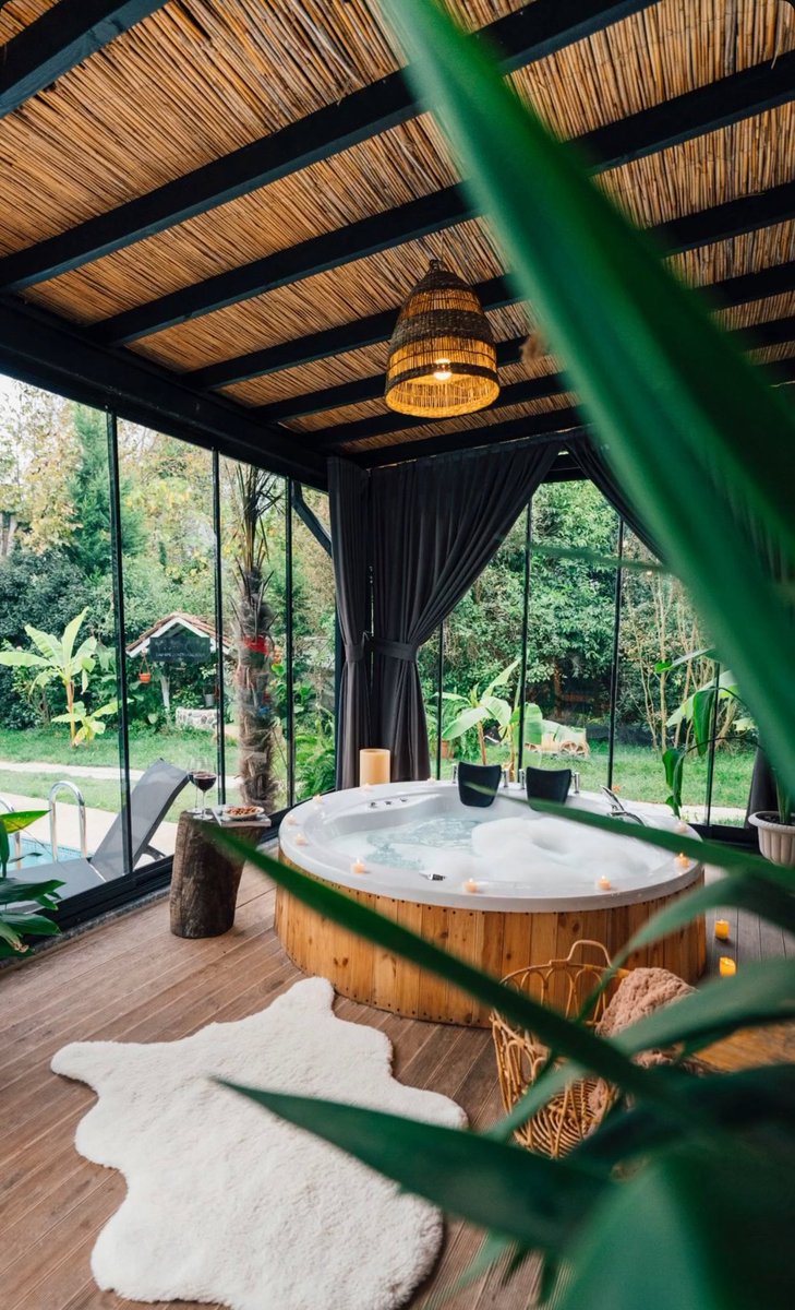 savibuorg's tweet photo. İtalya’daki şato mu demişlerdi?
Biz de sabah kuş sesleriyle uyanıyor, köpük banyosunda doğayı izliyoruz…
Ama Sapanca’da. 🍃🛁😉

Aramızda kalsın… Misafirlerimiz burayı şatolardan daha çok seviyor.
#SAVİBU #Villakeyfi #SapancaStili #Sapanca #HuzurunAdresi #ŞatoDeğilAmaŞahane https://t.co/PThLkBtttC