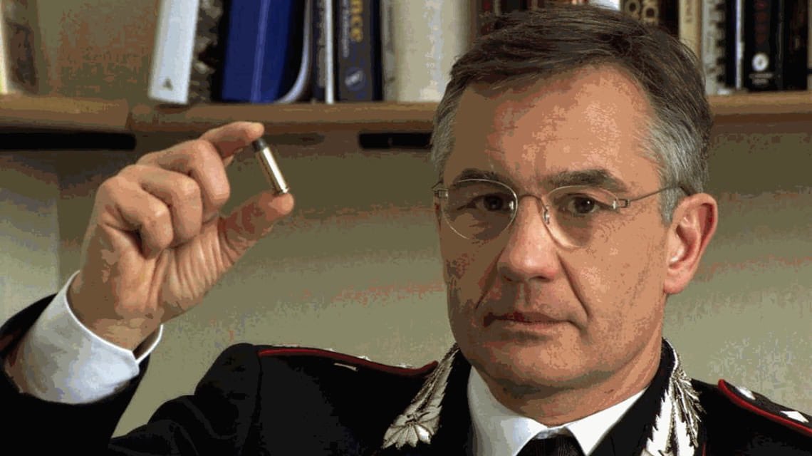 Garofano era capo RIS.
Ora è consulente per l’indagato.
Eppure ci scandalizziamo solo quando cambia un CT alla Juve.
#Garlasco #Garofano #ConflittoDiInteressi