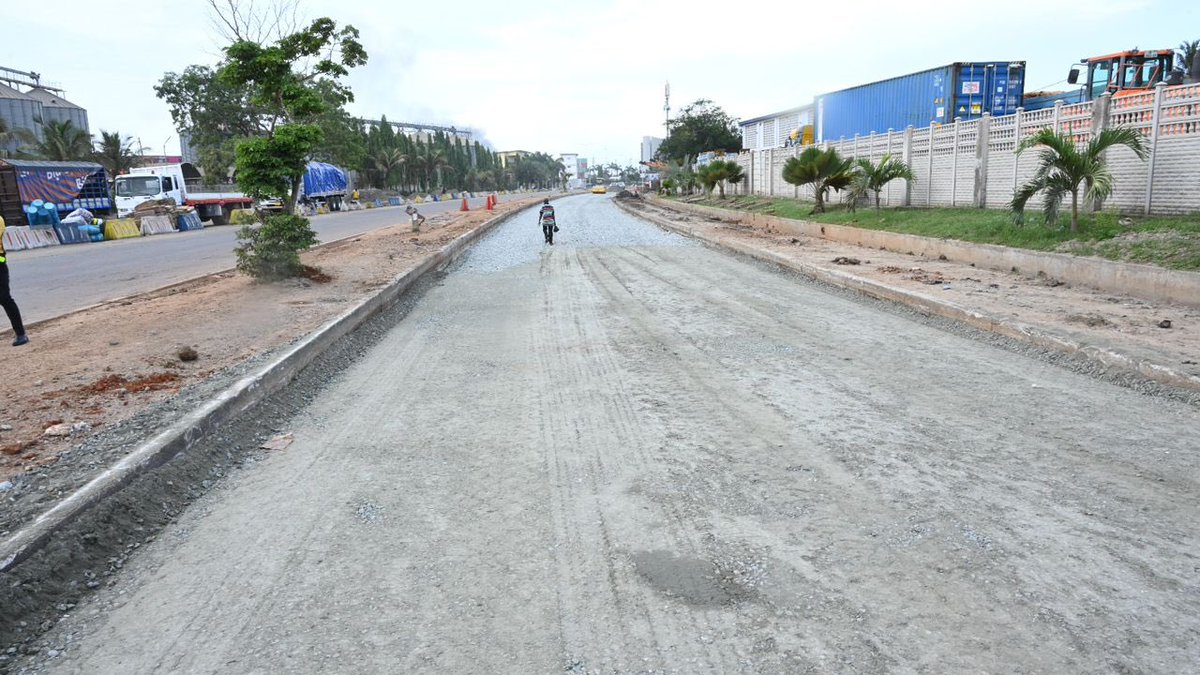 gpha_official's tweet photo. The DG of #GPHA, Brigadier-General Paul Seidu Tanye-Kulono, today, led a team to inspect the ongoing rehabilitation works on the Mangoadze Roundabout to Harbour Roundabout road.

#CSRImpact #Ghana #TrendingNow https://t.co/xcaH2wMtCW