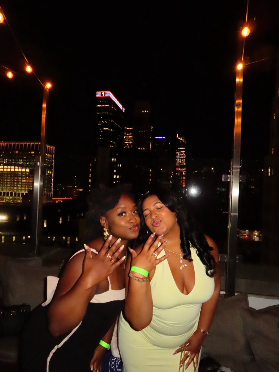 studentdoct's tweet image. Last med school prom... Next stop: degree me!! 🎓👩🏾‍🎓 #formal #medschool #residency