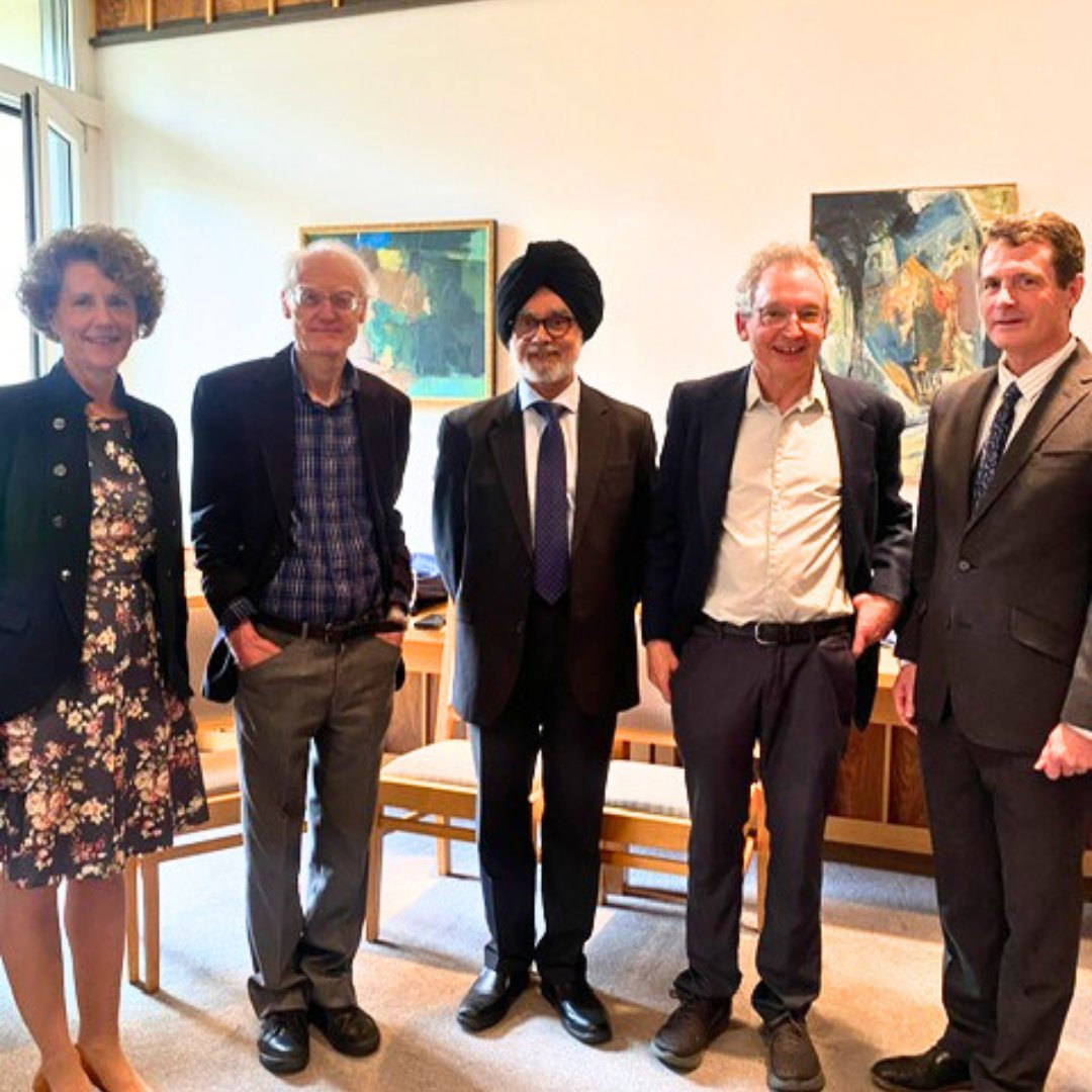 Queen’s Law Prof <a href="/MWaltersQueensU/">Mark D. Walters</a>’s new co-edited book, “The Promise of Legality,” launched at Pembroke College, Cambridge. It features top scholars reflecting on TRS Allan’s legacy, including a chapter by Prof <a href="/JacobWeinrib/">Jacob Weinrib</a>. Explore: bit.ly/45iuMMH 
<a href="/ColleenFlood2/">Colleen M. Flood</a>