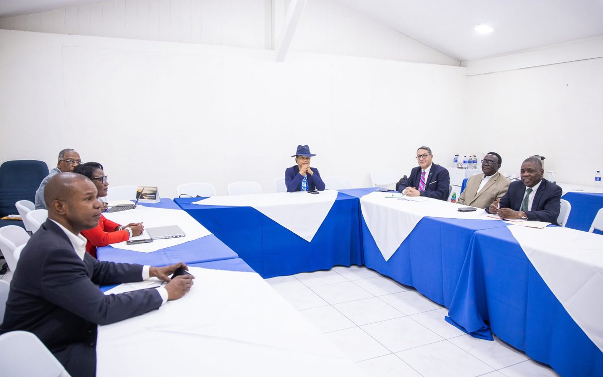 mpceht's tweet image. Visite de courtoisie du représentant du Fonds des Nations Unies pour la Population en Haïti, Monsieur Samir Anouti à la Ministre de la Planification et de la Coopération Externe, Madame Ketleen Florestal .
facebook.com/share/p/164FM3…