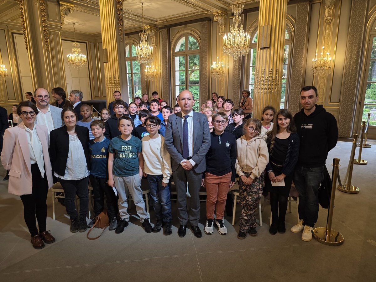 #NAH2025
✨️Quelle incroyable journée pour les CM2 de Lamothe-Fénelon (46), reçus aujourd'hui à l'<a href="/Elysee/">Élysée</a> par <a href="/EmmanuelMacron/">Emmanuel Macron</a> pour leur "Prix des écoliers" au concours #NonAuHarcèlement et leur vidéo 🎦 "Le harcèlement, c'est mal", en présence de la Ministre <a href="/Elisabeth_Borne/">Élisabeth BORNE</a>✨️
