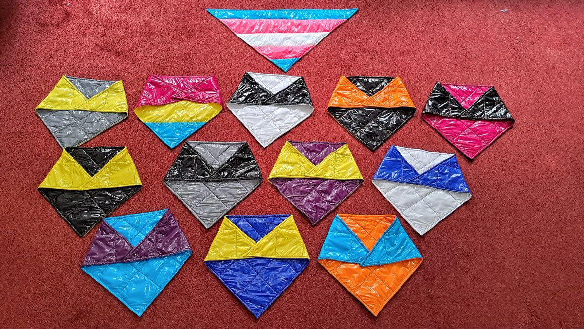 I've made some nylon bandanas for sale in the #CFz2025 Dealers Den!  They are very soft, lightly padded, and reversible so you can wear them both ways round.  Check out @bunnypawsfur's table on Saturday 11-2pm if you want to buy one!