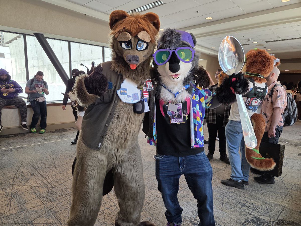 Raccoon_Spoon5's tweet photo. I'm never going to beat the "Spoon is short" allegations 😭
#furry #fursuit #raccoon #notshort https://t.co/3usc32Q2pD
