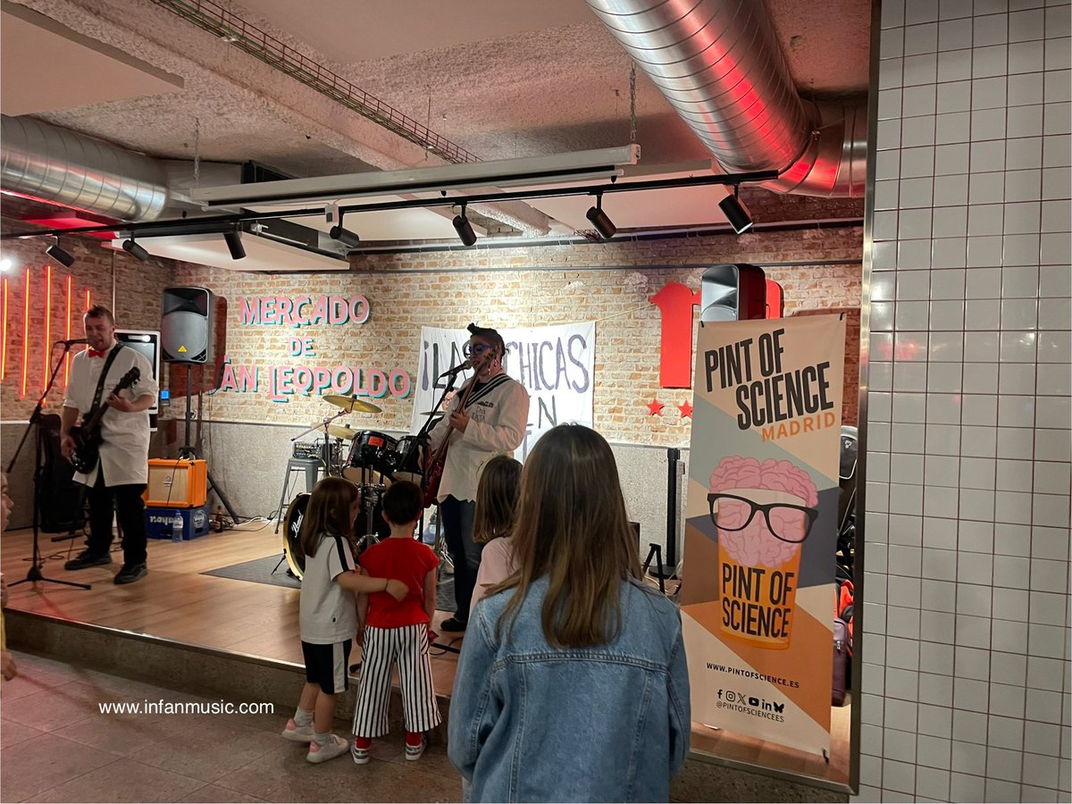 Infanmusic's tweet photo. Hoy por #PintKids en festival @pintofscienceES en mercado San Leopoldo
Investigación @IrisMonteroMuo2🌵y 🐧 @icmm_csic
Las Biolocas han empezado concierto con la fotosíntesis🌳 #PINT25ES
Festival Pint of Science con charlas y música para toda la familia https://t.co/B6ckLgi32j https://t.co/xEXlbRaR3q