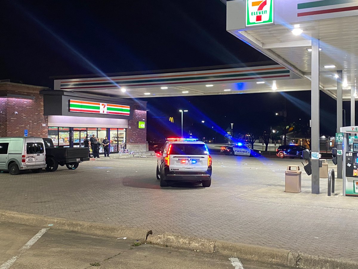 REWIND ⏪Dallas PD say suspects got away w/ unknown amount of cash after an early morning smash+grab at a 7-Eleven on Marsh Lane. A chain that may have been used was seen by the gas pumps. This after 14 arrested in Feb for ATM related thefts since 2024 - ‘Operation Big Gulp’ 🥤