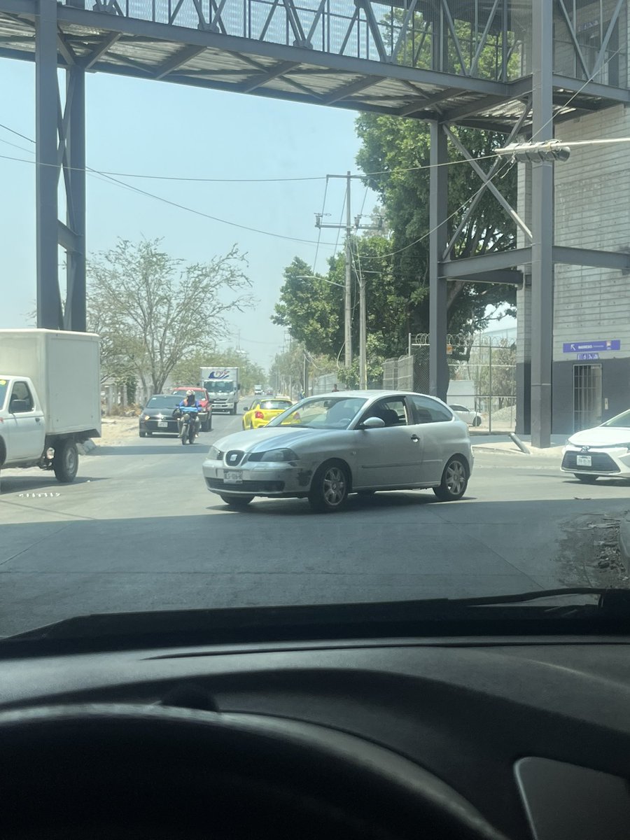 fer_eth's tweet photo. @AgenciaAMIM  buenas tardes. No se cuenta con semáforo de sur a norte, debajo del puente de la calle ferrocarril y lateral de periférico. Ya se han suscitado  varias situaciones de probables choques https://t.co/vAm8xS8Dy3