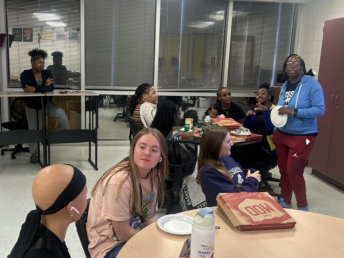 acmladytigerbb's tweet image. Had to have a little down time with my girls! Watched some games from this year & a lot of stories followed by lots of giggling!
Thanks @MODPizza & JP for filling them up!! @ConsolHS #GreatYearladies