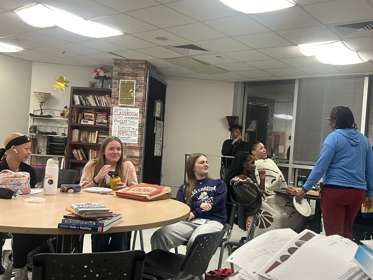 acmladytigerbb's tweet image. Had to have a little down time with my girls! Watched some games from this year & a lot of stories followed by lots of giggling!
Thanks @MODPizza & JP for filling them up!! @ConsolHS #GreatYearladies