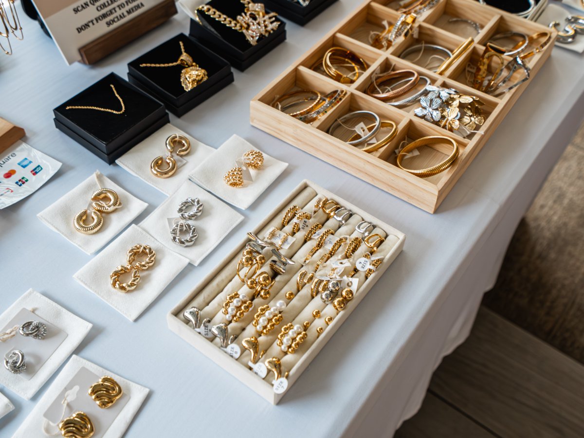 One-of-a-kind finds + Sunday sunshine = perfection! ☀️ Join us Sunday, May 25th, for an exciting market pop-up experience feat. a curated selection of local vendors and their unique handcrafted art, fashion, accessories, and more! 🛍️