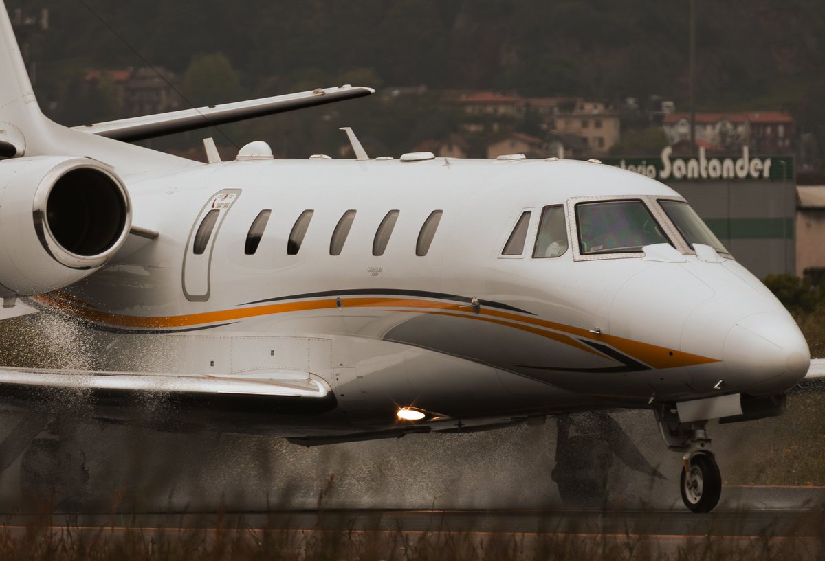 VASAviation's tweet photo. 💨💦Sweeping the floor of Rainy Santander 🇪🇸
📸 IMPRESSIVE shots by @spotter_vict 👋🏻👋🏻✌🏻✌🏻
https://t.co/MjQQXCEYek
#aviation #bizjet #pilot #pilotview #spotting #santander #jetpilot https://t.co/K9OF8NzgTh
