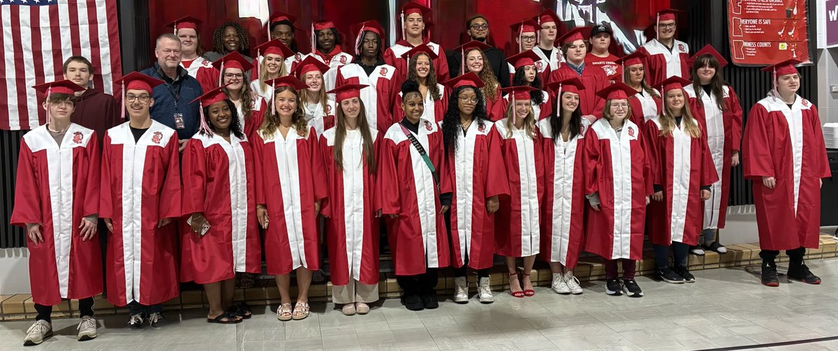 What an honor and privilege to be able to stand with these former ⁦<a href="/ElmsRoad/">Elms Road Elementary</a>⁩ elementary students. It’s amazing how time flies. Truly the best career time of my life! ⁦<a href="/swartz_creek/">Swartz Creek Schools</a>⁩ ⁦<a href="/RodneyHetherton/">Rodney Hetherton</a>⁩