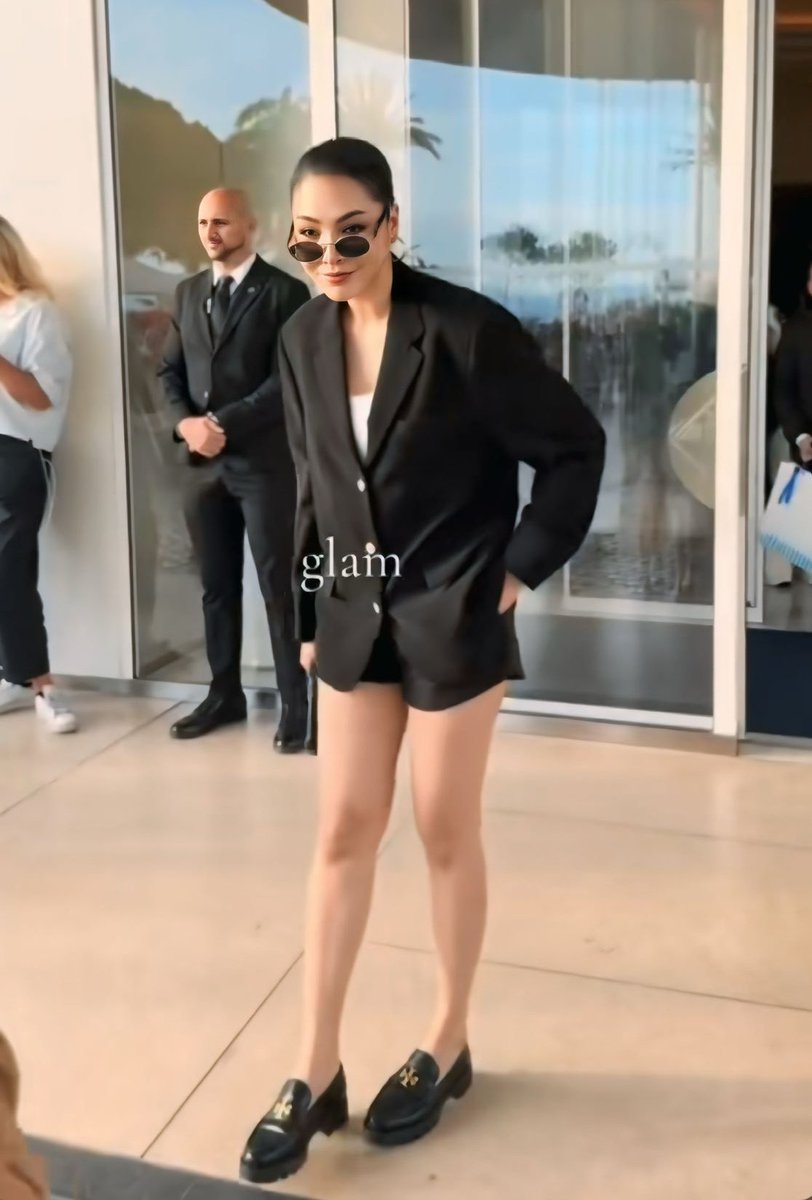 we really can tell she's from THAIland.

PERAYA RED CARPET CANNES
#BoucheronXFaye