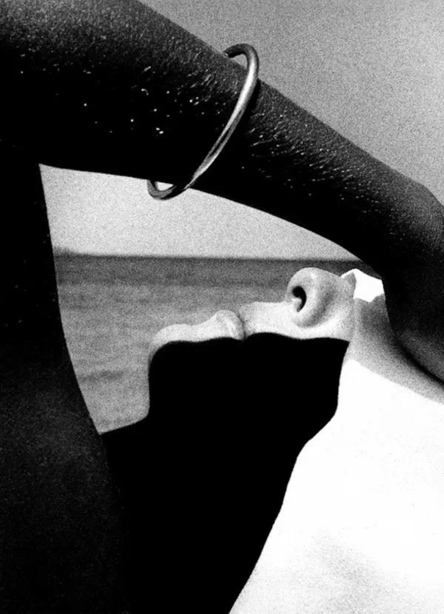 拉尔夫•吉布森
（Ralph Gibson，1939— ）

 美国艺术摄影大师，出版人，曾作过多萝西娅•兰格和罗伯特•弗兰克的摄影助理。
他的作品简洁、抽象、神秘，几乎全都是局部构图，再通过暗房过度曝光、过度显影，采用极高反差的相纸，精心裁切制作而成，最终形成夺目的张力和想像空间。