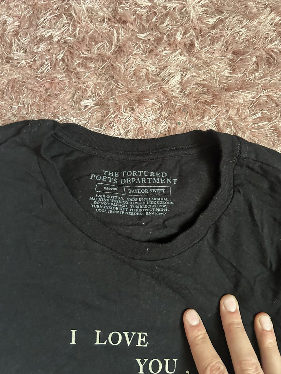 wister1agard3n's tweet image. selling my ttpd cropped tshirt as i never wear it!! perfect condition i think i’ve literally worn it twice
£25 + shipping 🫶🏼