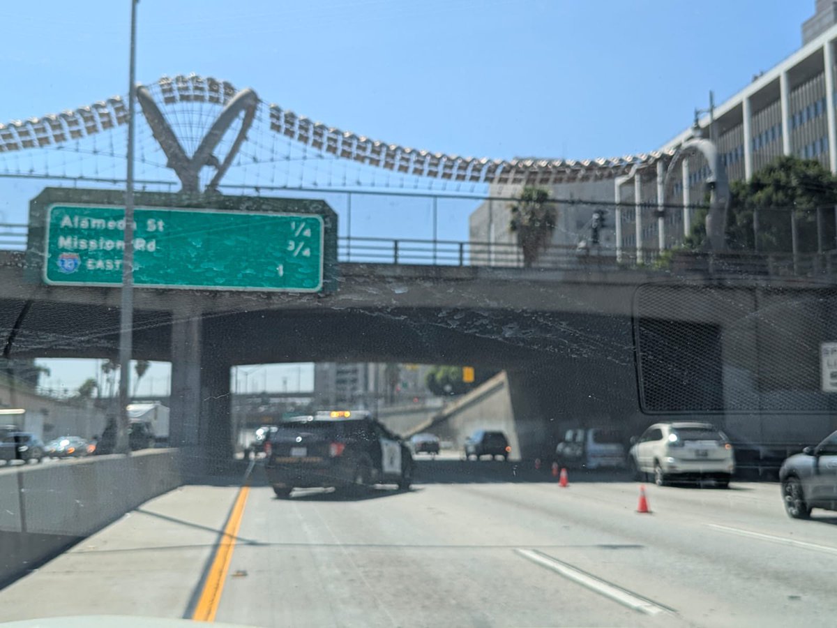 Traffic Alert 🚨 S101 at Los Angeles St. 
3 left lanes closed due to fatality. <a href="/kcalnews/">KCAL News</a> <a href="/CaltransDist7/">Caltrans District 7</a> #DTLA