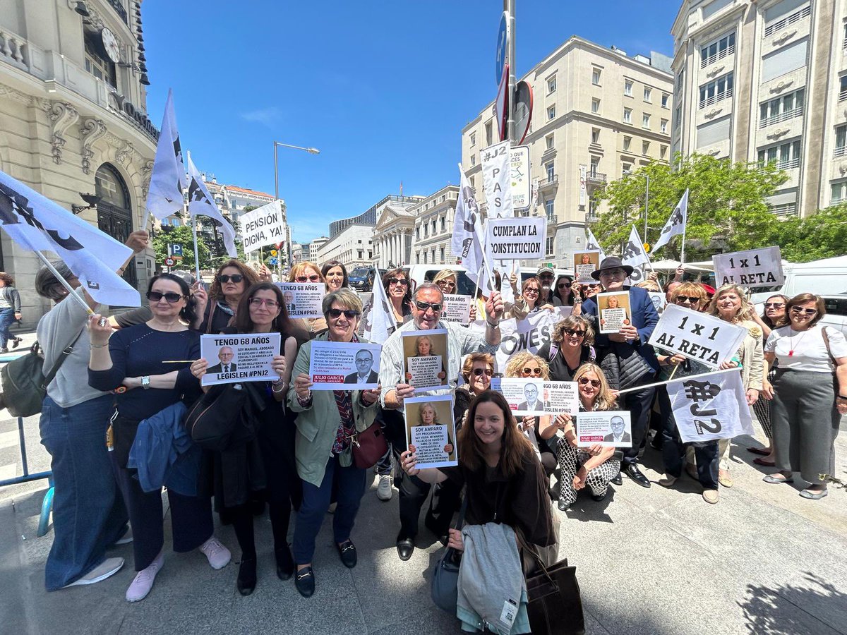 Guerrero_Crisan's tweet photo. Buenas noches, @SaizElma. #MovimientoJ2 estuvo hoy a las puertas del Congreso, representado por #Los20deLaDignidad, reivindicando una #Pasarela1x1AlRetaParaTodos, voluntaria y no excluyente, que no deje a nadie atrás. 
Allí seguiremos semanalmente 
#EsAhoraPasarelaPNJ2 https://t.co/uGuwE5xjRO